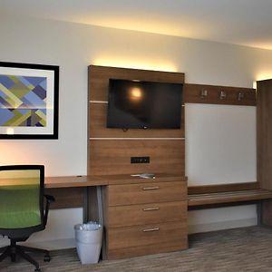 King Room Hearing Accessible or Non-Smoking